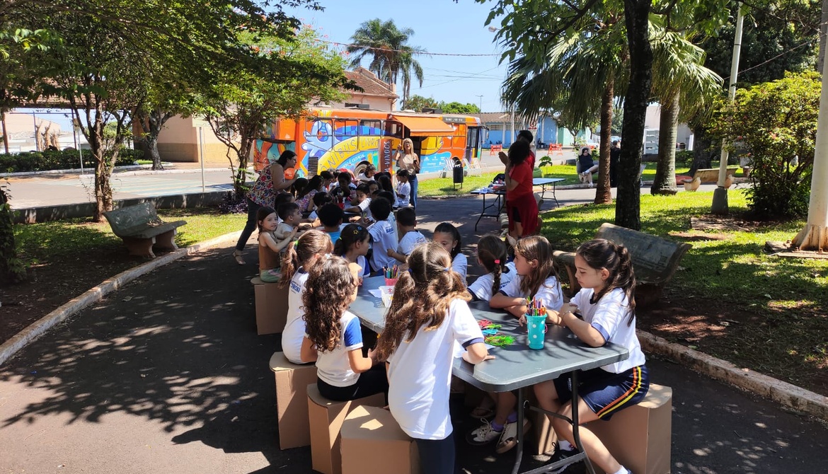 Brodowski Saneamento promove experiência literária e encanta mais de 430 crianças com o projeto Ônibus Livro Vivo