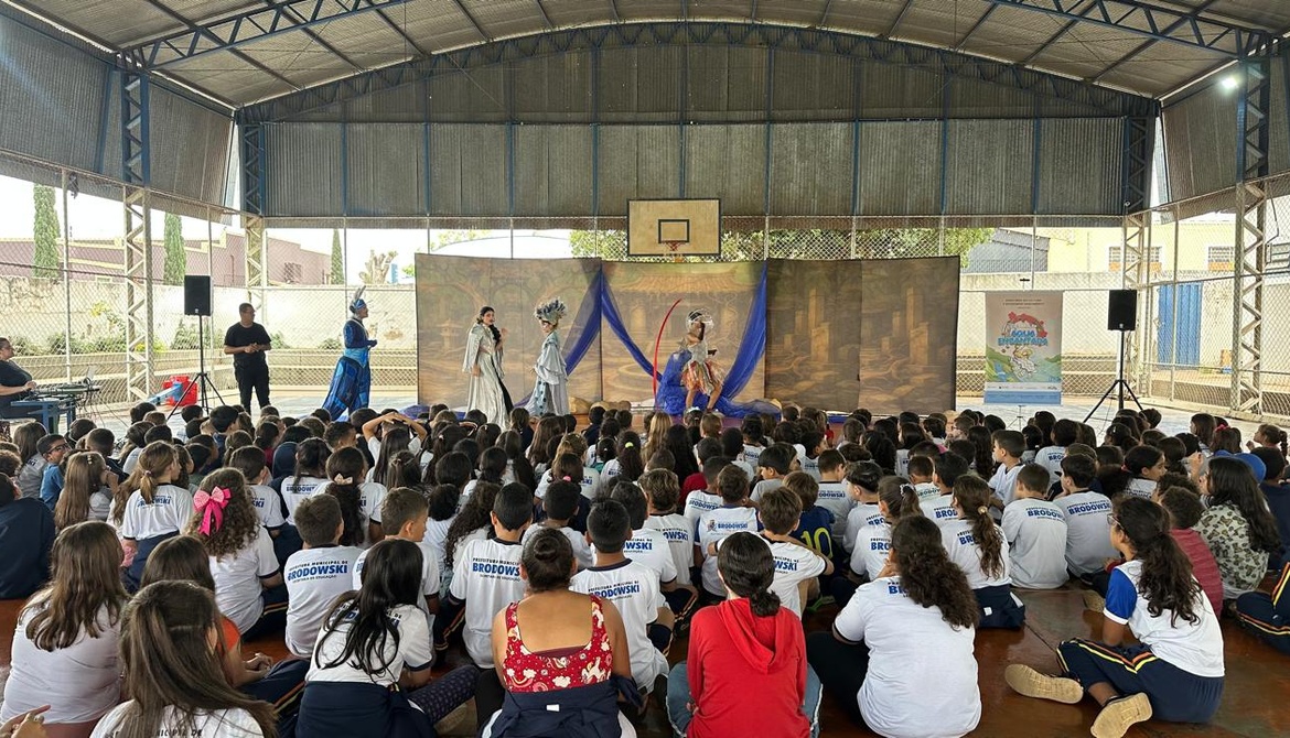 Brodowski recebeu um teatro musical que uniu fantasia e educação ambiental